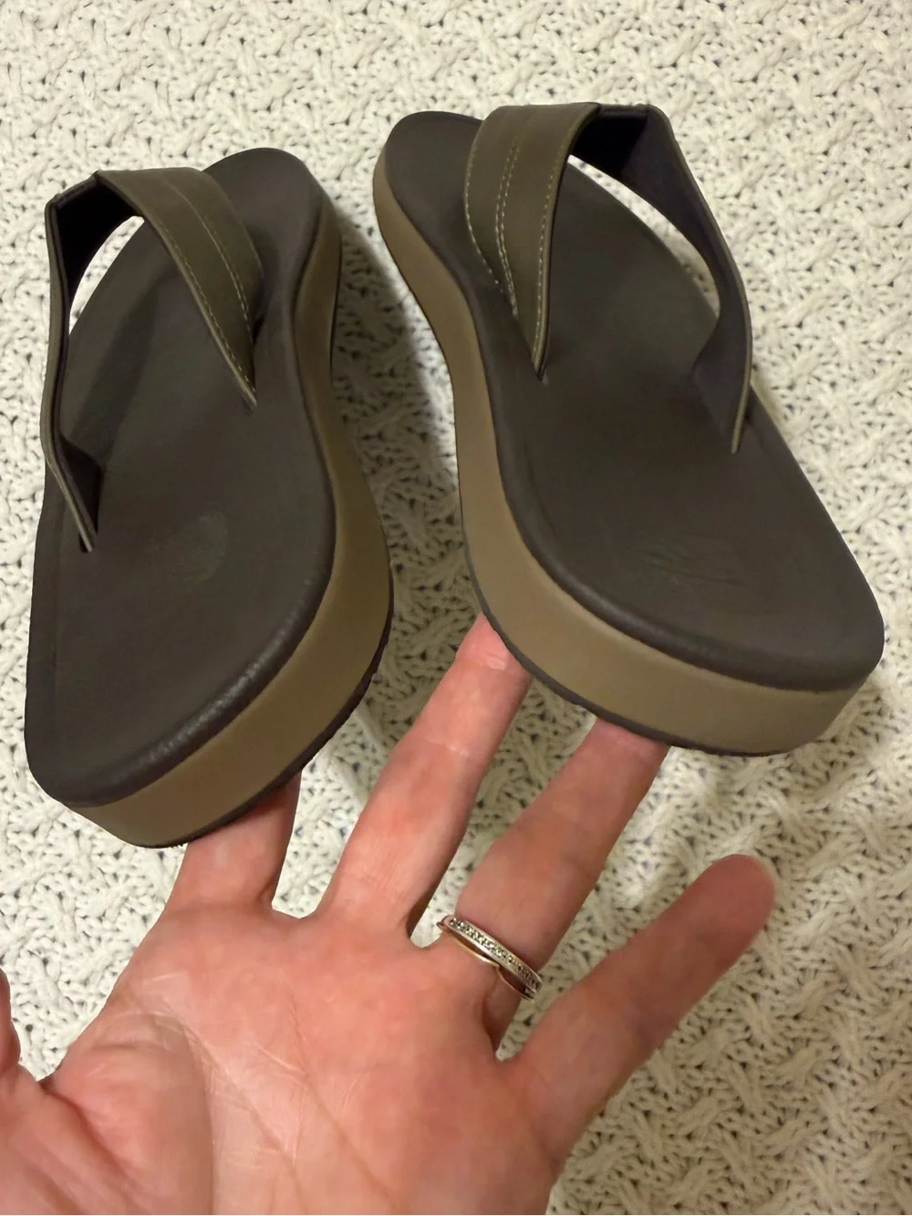 Reef Men’s Olive and Brown Flip Flop Sandals size 10
